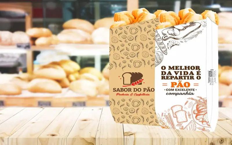 Sacos de pão kraft e branco com pães franceses numa padaria